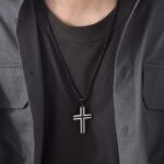 Collier pendentif croix homme acier inoxydable noir ligné argent 60 cm porté t-shirt noir veste grise