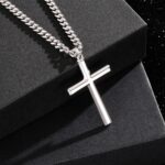 Collier pendentif croix homme argent 925 chaîne cubaine 50 cm posé sur boîte noire