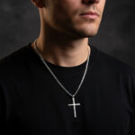 Collier pendentif croix homme argent 925 chaîne cubaine 50 cm porté lifestyle t-shirt noir