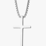 Collier pendentif croix minimaliste homme acier inoxydable argenté fond blanc chaîne vénitienne