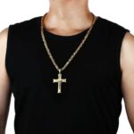 Homme portant un collier pendentif crucifix en acier inoxydable doré chaîne maille byzantine, t-shirt noir sans manches