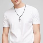 Collier pendentif double croix homme acier inoxydable noir porté sur t-shirt blanc