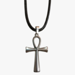 Collier pendentif homme ankh acier inoxydable argenté croix égyptienne cordon noir tressé vue de face