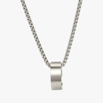 Collier pendentif homme acier inoxydable argenté anneau lisse chaîne maille vénitienne fond blanc