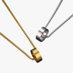 Collier pendentif homme anneau acier inoxydable variantes argentée et dorée chaîne maille vénitienne fond blanc