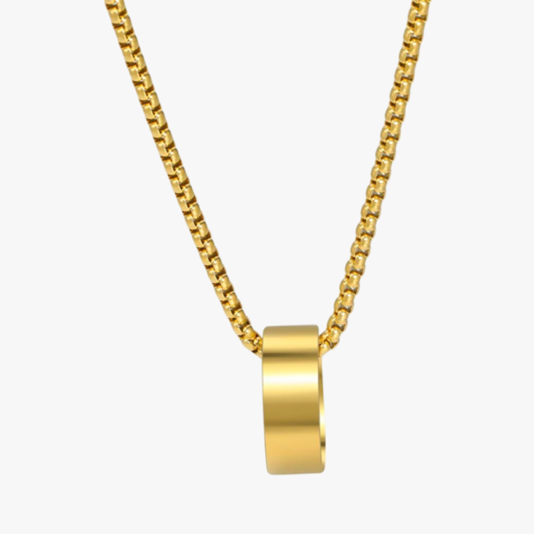Collier pendentif homme acier inoxydable doré anneau lisse chaîne maille vénitienne fond blanc