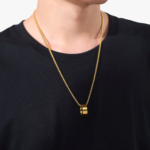 Collier pendentif homme acier inoxydable doré anneau lisse porté sur t-shirt noir vue de face