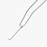 Collier pendentif homme acier inoxydable argenté barre lisse polie chaîne maille vénitienne fond blanc