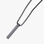 Collier pendentif homme acier inoxydable noir mat barre lisse chaîne maille vénitienne fond blanc