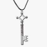 Collier pendentif homme acier argenté clé manga inscriptions japonaises cordon noir vue produit fond blanc