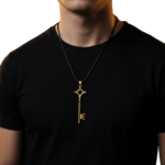 Collier pendentif homme acier doré clé manga inscriptions japonaises porté sur t-shirt noir lifestyle fond blanc