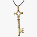 Collier pendentif homme acier doré clé manga inscriptions japonaises cordon noir vue produit fond blanc