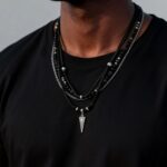 Collier pendentif homme triangle argenté perles onyx noires multi-rangs cordon noir porté t-shirt noir vue de face