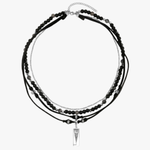 Collier pendentif homme triangle argenté perles onyx noires multi-rangs cordon noir chaîne argent fermoir vue à plat fond blanc