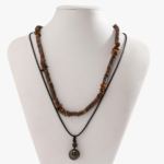 Collier pendentif homme perles bois marron oeil de tigre double rang cordon noir sur buste fond blanc