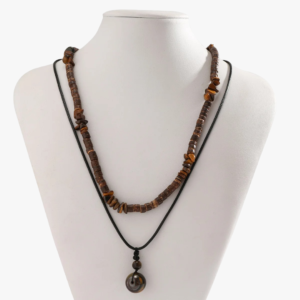 Collier pendentif homme perles bois marron oeil de tigre double rang cordon noir sur buste fond blanc