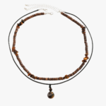 Collier pendentif homme perles bois marron oeil de tigre cordon noir pendentif boule vue à plat fond blanc
