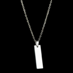 Collier pendentif homme acier inoxydable argenté plaque rectangulaire lisse chaîne maille câble fond noir
