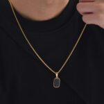 Collier pendentif homme acier inoxydable doré plaque émail noir octogonale porté sur t-shirt noir vue de face