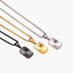 Collier pendentif homme plaque gravée rayons acier inoxydable 3 couleurs argent doré noir chaîne rolo fond blanc