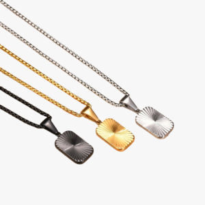 Collier pendentif homme plaque gravée rayons acier inoxydable 3 couleurs argent doré noir chaîne rolo fond blanc