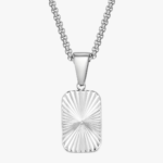 Collier pendentif homme plaque argentée gravée rayons acier inoxydable chaîne rolo fond blanc