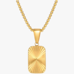 Collier pendentif homme plaque dorée gravée rayons acier inoxydable chaîne rolo fond blanc