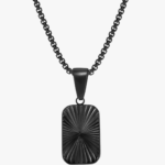 Collier pendentif homme plaque noire gravée rayons acier inoxydable chaîne rolo fond blanc
