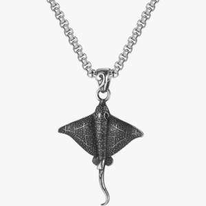 Pendentif raie manta acier inoxydable argenté vieilli détail gravure et chaîne maille vénitienne fond blanc