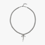 Collier perle acier inoxydable argentée pendentif noeud argente fermoir rallonge fond blanc