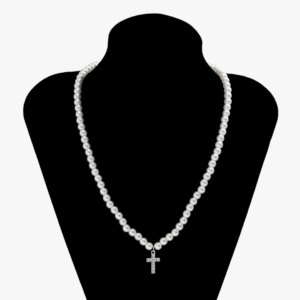 Collier perle homme blanc pendentif croix strass argentée sur buste fond noir