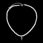 Collier perle homme blanc pendentif croix strass argentée disposé en cercle fond noir fermoir argenté visible