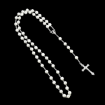 Collier perle homme chapelet blanc nacré pendentif crucifix argenté chaîne argentée fond noir