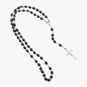 Collier perle homme chapelet noir pendentif crucifix argenté chaîne argentée fond blanc