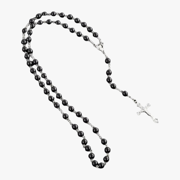 Collier perle homme chapelet noir pendentif crucifix argenté chaîne argentée fond blanc