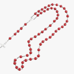 Collier perle homme chapelet rouge pendentif crucifix argenté chaîne argentée fond blanc