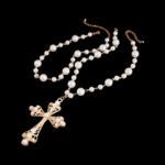 Collier perle homme pendentif croix baroque blanc doré posé sur fond noir vue complète