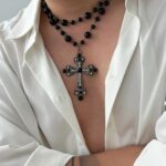 Collier perle homme pendentif croix baroque noir argenté strass porté sur chemise blanche