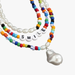 Collier perle homme multirangs détail inscription smile perles rocaille multicolores et pendentif perle baroque blanche