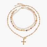 Collier perle homme multirangs blanc pendentif croix dore cristaux colores dispose en cercle fond blanc