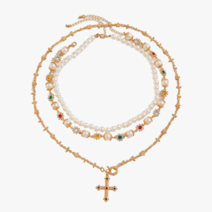 Collier perle homme multirangs blanc pendentif croix dore cristaux colores dispose en cercle fond blanc