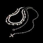 Collier perle homme multirangs blanc pendentif croix argente cristaux colores fond noir version argentee