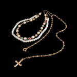Collier perle homme multirangs blanc pendentif croix dore cristaux colores fond noir version doree
