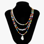 Set 3 colliers perle homme multirangs perles blanches nacrées rocaille multicolore et pendentif baroque sur buste noir
