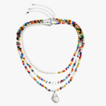 Set 3 colliers perle homme multirangs perles blanches nacrées et rocaille multicolore inscription smile pendentif baroque fond blanc