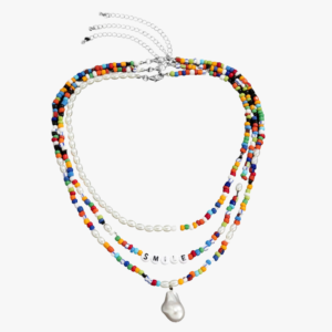 Set 3 colliers perle homme multirangs perles blanches nacrées et rocaille multicolore inscription smile pendentif baroque fond blanc