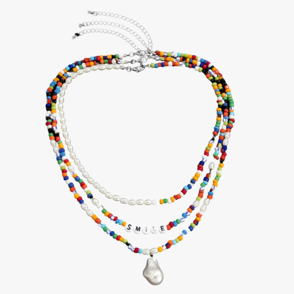 Set 3 colliers perle homme multirangs perles blanches nacrées et rocaille multicolore inscription smile pendentif baroque fond blanc