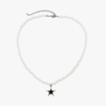Collier homme perle blanche nacrée pendentif étoile argentée zircon noir fond blanc fermoir mousqueton
