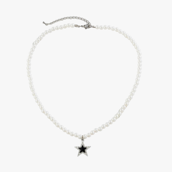 Collier homme perle blanche nacrée pendentif étoile argentée zircon noir fond blanc fermoir mousqueton