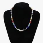 ollier homme ras de cou perle de culture blanche et perles de verre millefiori multicolores sur buste noir